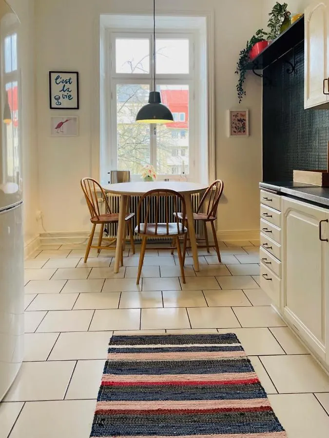 Cool And Light 2 Room Apartment In Sofo Estocolmo